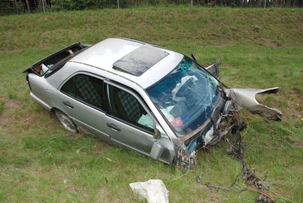 Kierowca mercedesa zginął na miejscu