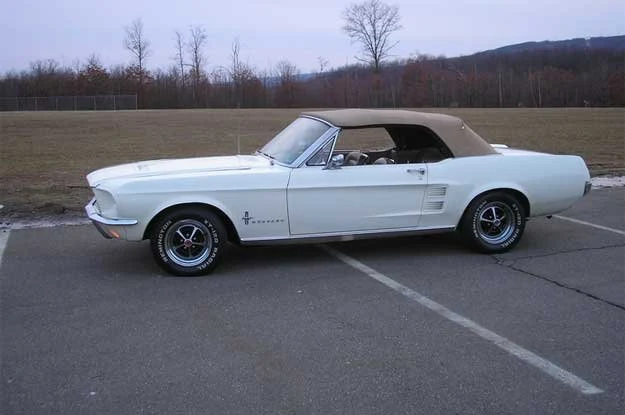 Ford mustang cabrio z roku 1968 Ford mustang cabrio z roku 1968