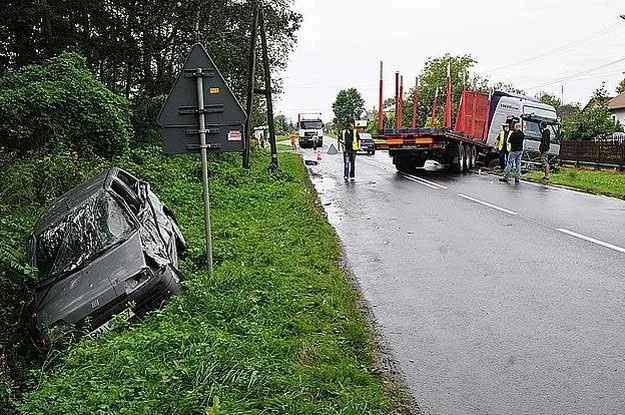 Pięć osób zostało rannych w zderzeniu samochodu ciężarowego z fiatem cinquecento