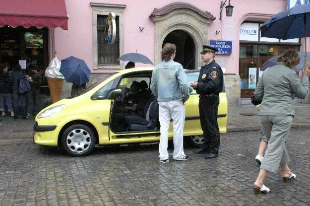 Czy straż miejska może zatrzymywać samochody?