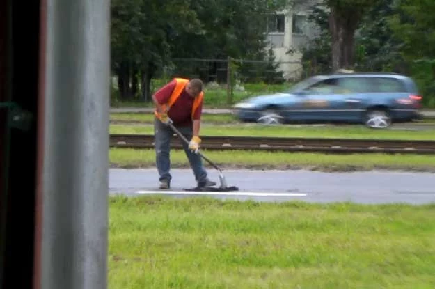 Kadr z instruktażowego filmu przedstawiającego  naprawę przestrzennych uszkodzeń nawierzchni