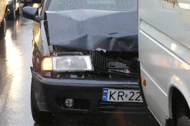 W przypadku najechania na tył w zasadzie zawsze winę za zdarzenie ponosi kierowca drugiego pojazdu