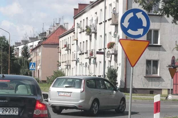 Poważnym problemem jest również kwestia używania kierunkowskazów na rondach