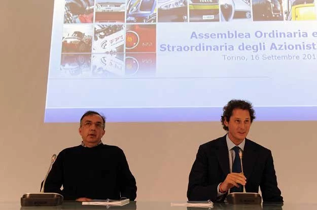 John Elkann (z prawej)  i Sergio Marchionne podczas konferencji prasowej