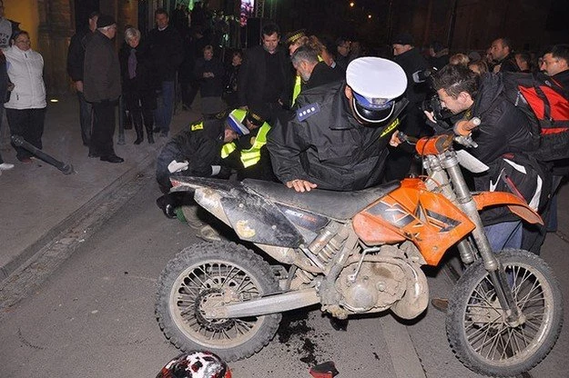 Motocyklista potrącił kobietę i próbował uciekać