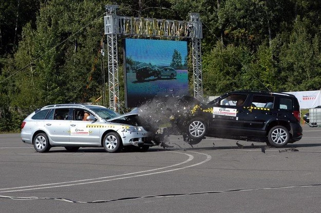 Yeti z prędkością 90 km/h uderzyło w superba