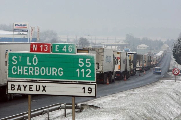 Korek ciężarówek na autostradzie we Francji