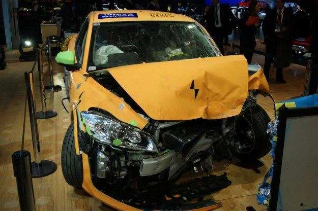 Elektryczne auto po teście zderzeniowym Elektryczne auto po teście zderzeniowym
