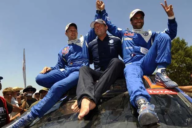 Nasser Al-Attiyah  i Timo Gottschalk. W środku team manager VW Chris Niessen