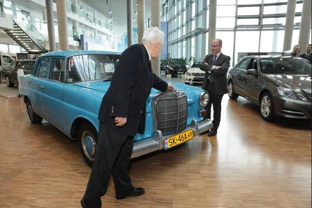 Właściciel z mercedesem kupionym 45 lat temu Właściciel z mercedesem kupionym 45 lat temu