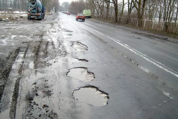 Na dziurach łatwo uszkodzić koło lub zawieszenie