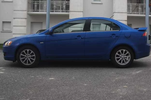 Mitsubishi lancer sedan