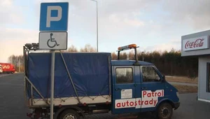 Autostradowy patrol pokazuje środkowy palec