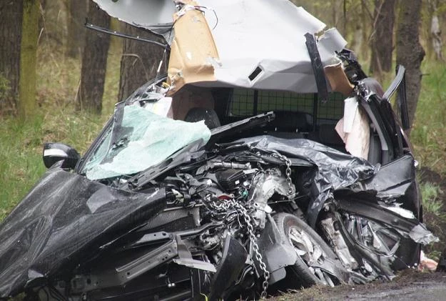 W zmiażdżonej hondzie CR-V zginął kierowca / Fot: Piotr Twardysko