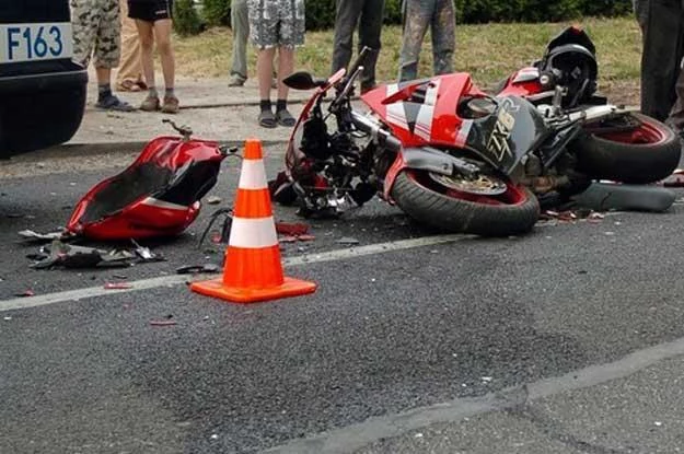 W starciu z samochodem motocykl nie ma szans / Fot: Jach