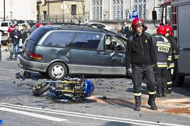 Motocyklista w zderzeniu z samochodem nie ma szans