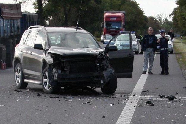 Toyota została uderzona w lewy przedni błotnik