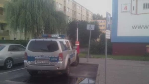 Policjanci na miejscu dla inwalidów i godność pijaka