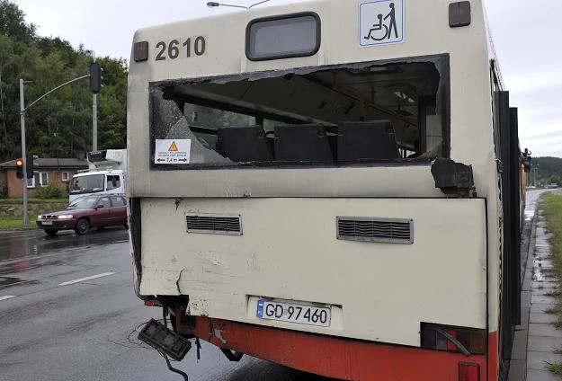 Ciężarówka najechała na tył autobusu