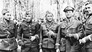 Gen. Karol Świerczewski (drugi od lewej) na zdjęciu z 1944 r.