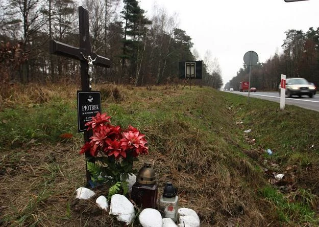 Przy polskich drogach ciągle przybywa krzyży / Fot: Cezary Pecold