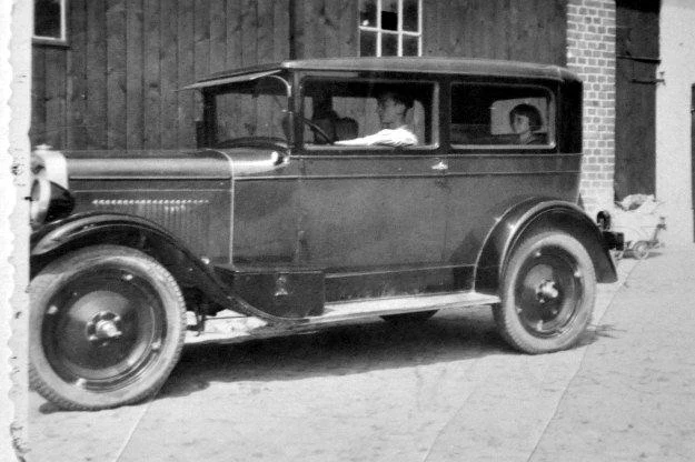 Chevrolet typ AB z 1928 roku, za kierownicą Jerzy Jagodziński, zdjęcie z 1939 roku