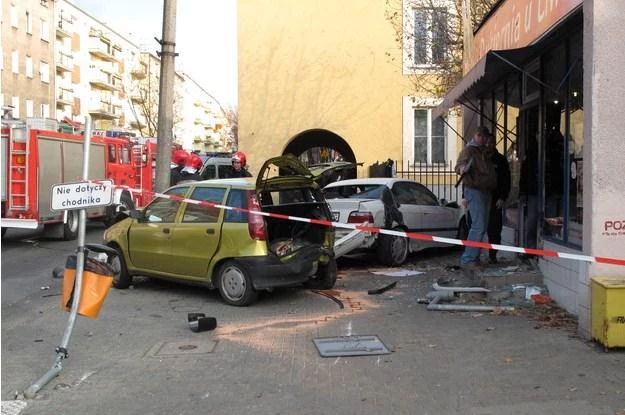 BMW wpadło na chodnik...