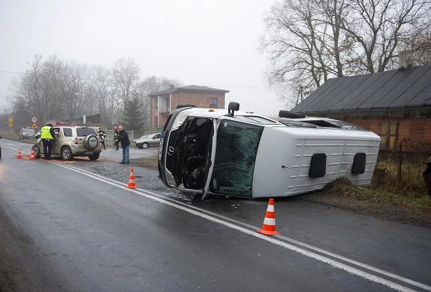 Bus został uderzony w bok i wywrócił się na bok