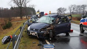 Naczepa poszła bokiem i zmiotła auto. Nie żyje 29-latka