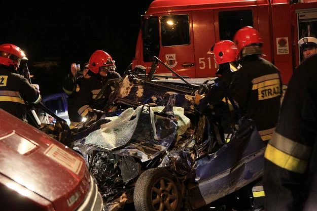 Czołowe zderzenie golfa z autobusem. Trzy ofiary śmiertelne