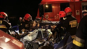 Czołowe zderzenie golfa z autobusem. Trzy ofiary śmiertelne