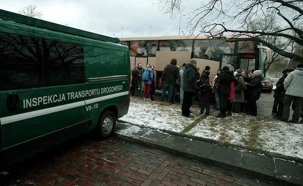 Dzieci podróżują bezpiecznymi autokarami