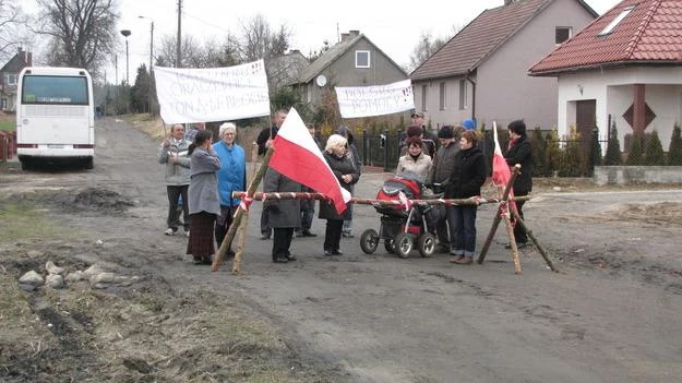 Zablokowana bezpańska droga