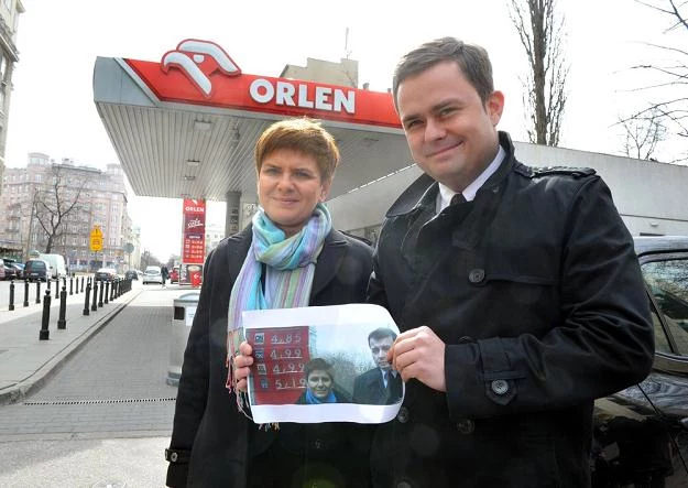 Briefing posłów  PiS Adama Hofmana i Beaty Szydło  na stacji  Orlen. Fot. Jacek Domiński