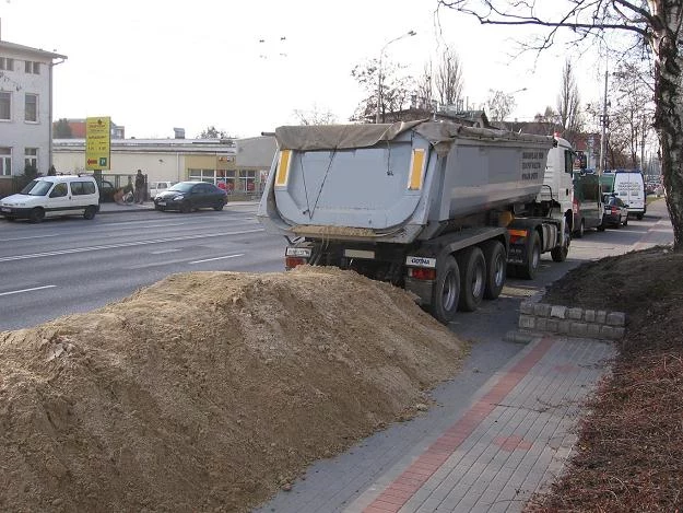 Kierowca wysypał całą zawartość naczepy / Fot: ITD