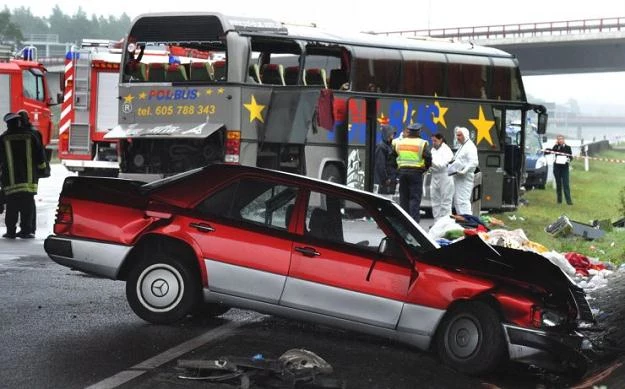 Mercedes wpadł w poślizg i zepchnął autobus na filar