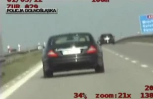 Kierowca mercedesa jechał ponad 200 km/h