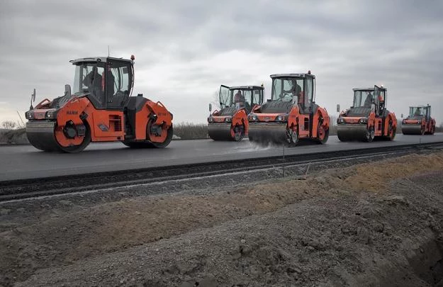 Autostrada A2 okazała się za szeroka... / Fot: Piotr Piwowarski