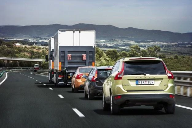 Pociąg Sartre na hiszpańskiej autostradzie