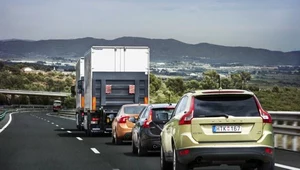 Pociąg Sartre na hiszpańskiej autostradzie