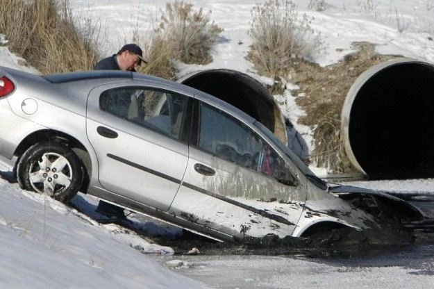 Auto wypada z drogi, nikt tego nie widzi, kierowca nieprzytomny...