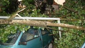 Jedziesz autem, trafiasz na burzę. Co robić?