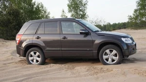 Suzuki grand vitara. Ten SUV poradzi sobie w terenie