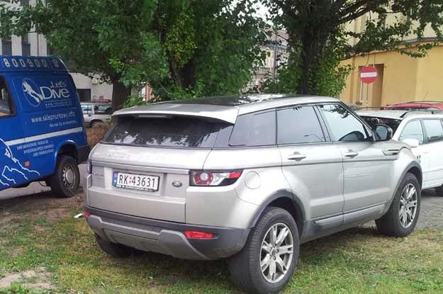 Niebieski transit też łamie w tym miejscu przepisy. Prawie codziennie