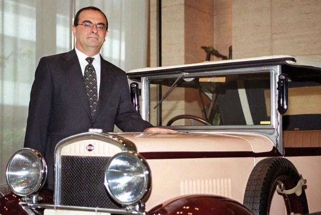 Prezes Nissana, Carlos Ghosn przy pierwszym datsunie z 1932 roku