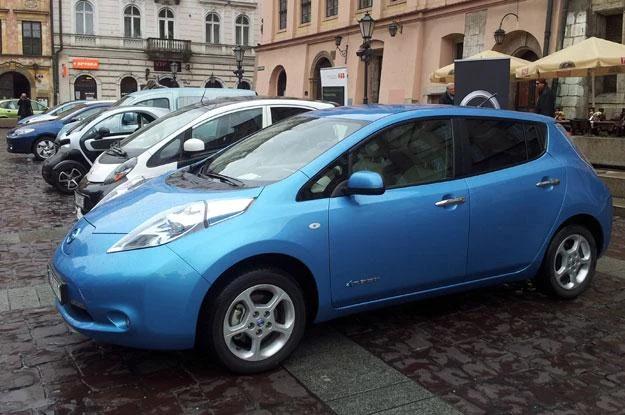 Na krakowskim Małym Rynku pojawiły się ekologiczne auta. Na pierwszym planie nissan leaf