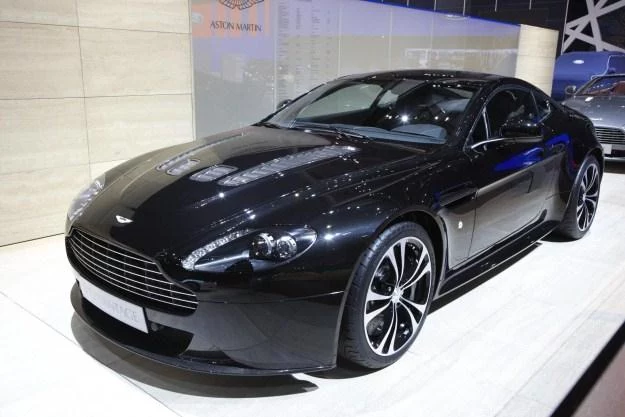 Aston martin vantage V12 black carbon