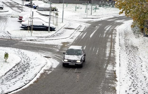 Rzucanie śniegiem w samochody może się źle skończyć