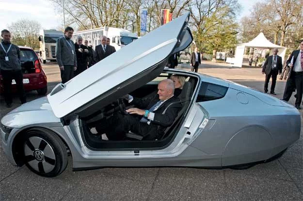 Ferdinand Piëch  w prototypowym  Volkswagenie  XL1