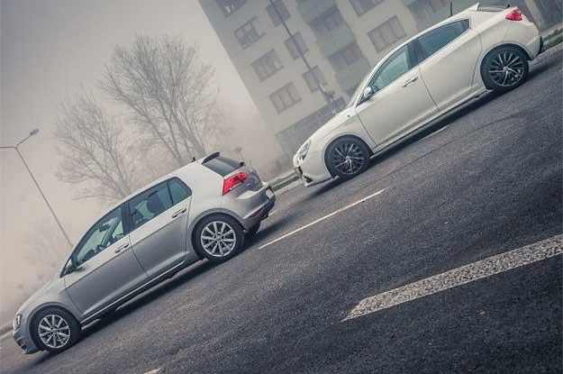 Fiat nie jest zainteresowany sprzedażą Alfy. Na zdjęciu Golf i Giulietta. Które auto ładniejsze?